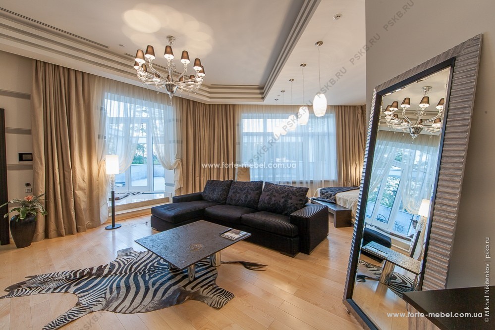 Зеркала  в  деревянной раме 